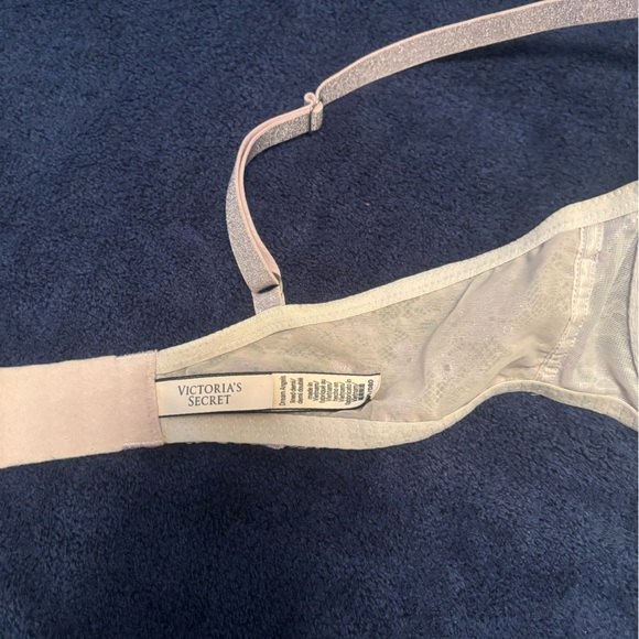Four very pretty bras two lightly lined , two unlineded - Picture 2 of 11